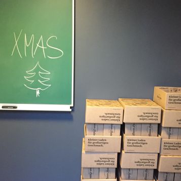 Es kann losgehen!                Die Kartons für das Präsent-Geschäft sind gefaltet...